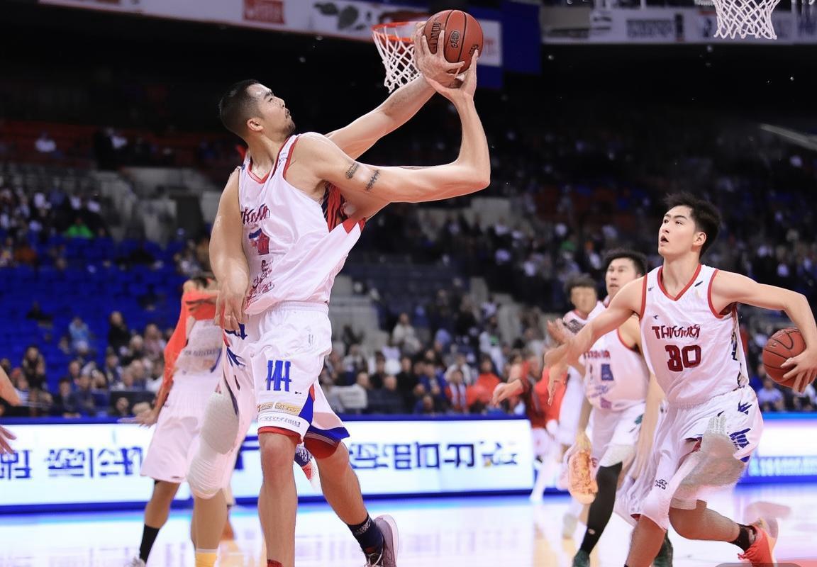 2018年CBA新疆队与天津队巅峰对决回顾(图2)